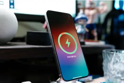 夏县苹果15换屏服务分享用什么充电器给iPhone15充电更好 